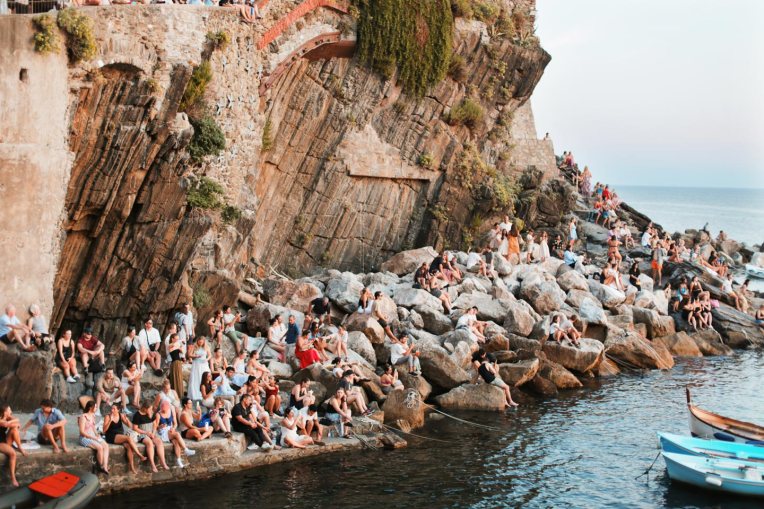  crowds-cinque-terrre-riomaggiore-sunset